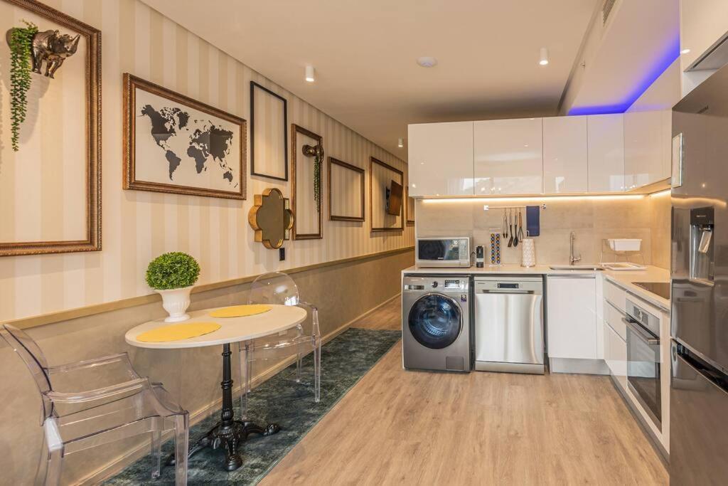 Luxurious 1 Bed With Stunning Views Apartment *